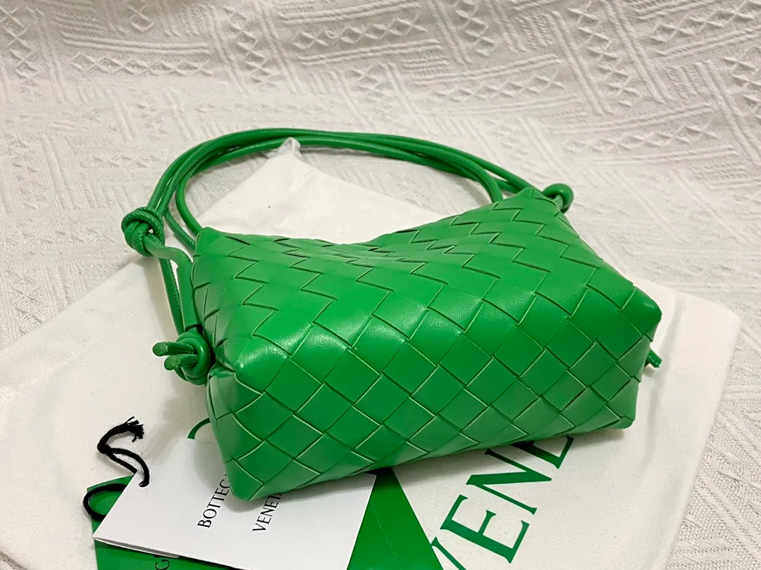 The styles of the niche woven small square bags are more fashionable, and they are lighter than the cloud bag! And the capacity is much larger, this is just a cute little bag that can cross all age groups, and the large woven grid does not look old-fashioned. This is a very excellent small bag! Size: 17cm*10cm*6cm